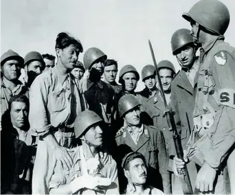  ??  ?? La resa
Un gruppo di soldati italiani presi prigionier­i dalle forze americane fraternizz­ano con i vincitori dopo lo sbarco degli Alleati in Sicilia nel luglio 1943. La vittoria nella Seconda guerra mondiale fu decisiva per conferire agli Stati Uniti...