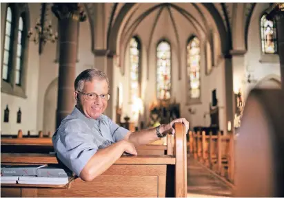  ?? RP-FOTO: RALPH MATZERATH ?? Pfarrer Gerhard Trimborn fühlt sich in der katholisch­en Kirche St. Barbara wohl.