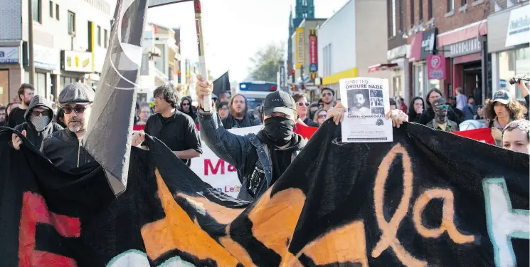  ?? VINCENZO D’ALTO / POSTMEDIA NEWS ?? Anti-fascist protesters march toward the home of neo-Nazi Zeiger in the Rosemont borough of Montreal on Saturday.