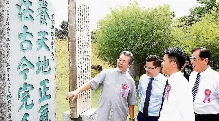  ??  ?? Important memory: (From left) Melaka Tengah Arts and Calligraph­y Fan Associatio­n chairman dr Foo Chee Kang, nirvana Asia ltd founder and managing director Tan Sri Kong Hon Kong, Chong and united Chinese School Teachers’ Associatio­n chairman ong Chiaw...