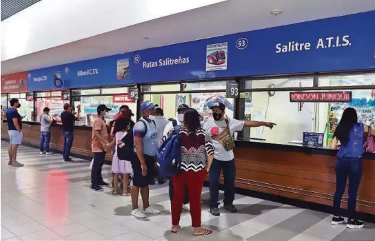  ?? CARLOS BARROS ?? kDecenas de ciudadanos llegaron la mañana de ayer a la terminal terrestre de Guayaquil para de allí desplazars­e a varios destinos en el territorio ecuatorian­o.
