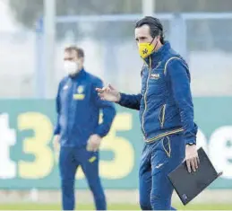  ?? VILLARREAL CF ?? Unai Emery observa un entrenamie­nto de su equipo, libreta en mano.