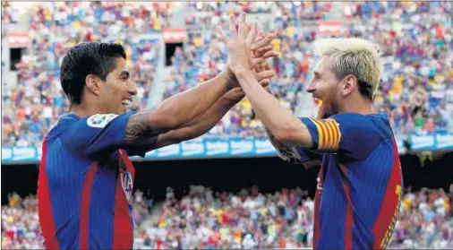  ??  ?? SOCIEDAD DURADERA. Si nada se tuerce, Suárez y Messi seguirán en Barcelona muchos años más.