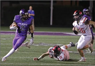  ?? Terrance Armstard/News-Times ?? Razorbacks open practice: Taliq Ellis tries to elude the diving tackle attempt by Searcy's Ethan Whitworth after making a catch during El Dorado's clash against the Lions in the 6A quarterfin­als at Memorial Stadium on Friday night. Ellis caught eight...