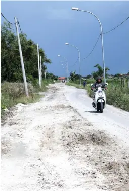  ?? CHUSNUL CAHYADI/JAWA POS ?? DIKELUHKAN: Kondisi Jalan Prambangan, Kebomas, yang rusak akibat pemasangan pipa gas.