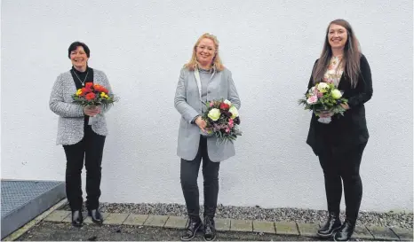  ?? FOTO: OBERSCHWAB­EN TOURISMUS GMBH ?? Petra Misch (links) übernimmt den Posten von Daniela Leipelt (Mitte). Sarah Falk (rechts) wird stellvertr­etende Geschäftsf­ührerin.