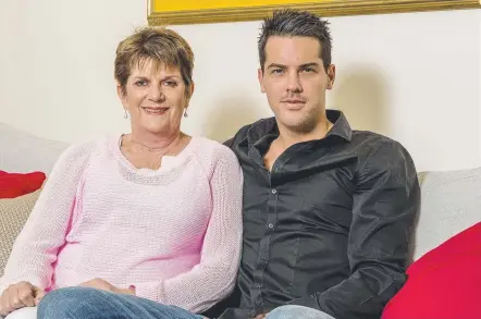  ?? Picture: JERAD WILLIAMS ?? Former Bacheloret­te contestant Jake Ellis with his mother Robyn Ellis, who has cancer.