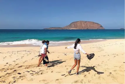  ?? FOTO: MANUEL MEYER/DPA-TMN ?? Normalerwe­ise ist an der beliebten Playa de las Conchas auf La Graciosa immer viel los – nicht in diesen Zeiten.