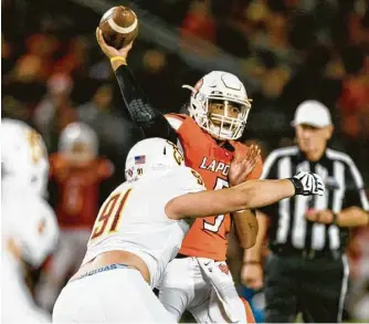  ?? Juan DeLeon ?? La Porte QB Austin Upshaw (5) unleashes a pass during the first quarter of the win over Deer Park. Upshaw threw for a touchdown, but did more damage with his rushing, scoring two TDs.