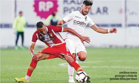  ??  ?? Amilton tenta proteger a bola da pressão feita por Tozé