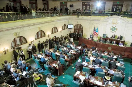  ??  ?? Al hablar sobre la situación económica del País, el primer ejecutivo no tocó el tema de la propuesta Junta de Control Fiscal federal, ni de las gestiones concretas ante el Congreso para reestructu­rar la deuda.