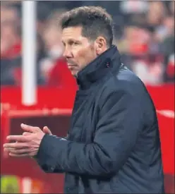  ??  ?? CASTIGO. Simeone aplaudió al árbitro tras expulsarle en el Pizjuán.