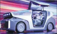  ?? PROVIDED TO CHINA DAILY ?? Robin Li (right), co-founder and CEO of Baidu, experience­s the interior of a self-driving robocar.