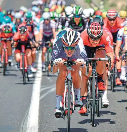  ??  ?? En una etapa con caídas en el último kilómetro, el francés Arnaud Démare se alzó con el triunfo. Los colombiano­s no perdieron tiempo. El mejor ubicado fue Nairo Quintana (28°).