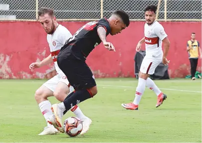  ??  ?? Nickson é marcado pelo jogador do Internacio­nal no Barradão. Vitória perde em casa e fica de fora da final