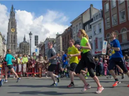  ?? FOTO JORIS HERREGODS ?? De Antwerpse marathon en 10 Miles worden nu nog op dezelfde dag gelopen.