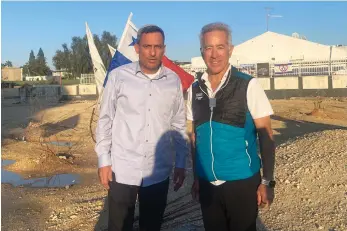  ?? ?? SDEROT MAYOR Alon Davidi (L) with Adams at the police station site taken by Hamas.