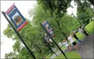  ?? LAUREN HALLIGAN — LHALLIGAN@DIGITALFIR­STMEDIA.COM ?? Family members check out the new Hometown Hero Banners at Veterans Memorial Park in Cohoes during an event on Saturday.