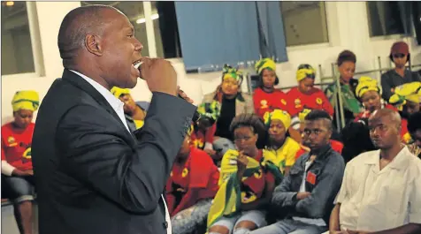  ?? Picture: AROUNDHIPH­OP ?? POINTING IT OUT: ANC Treasurer-General Dr Zweli Mkhize addresses students at a YCL event on ‘Progressiv­e Black Academics’ at Fort Hare campus
