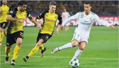  ?? Foto: Federico Gambarini/dpa ?? Dortmunds Sokratis und Piszczek mit Cristiano Ronaldo im Kampf um den Ball.