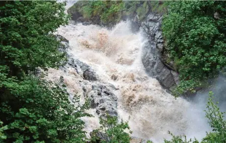  ?? (PATRICK HUERLIMANN/KEYSTONE) ?? La rivière Simme. Les quelque 2 millions de mètres cubes d’eau, issus de la fonte des neiges, se sont écoulés en 24 heures, vendredi passé.