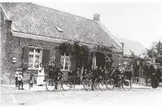  ??  ?? Vor der Gaststätte Walhalla in Vossum machen Gäste mit ihren Fahrrädern eine Pause.
