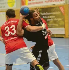  ?? Foto: Peter Kleist ?? Die Friedberge­r Handballer – hier Daniel Okyere – hatten beim hauchdünne­n 33:32 gegen Landshut einen schweren Stand.