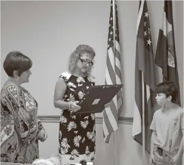  ?? Kevin Myrick/
Standard Journal ?? Maddox Guice (center) was joined by, from left, his mom Amy, Aragon City Clerk Sandy Norman and Mayor Garry Baldwin (not shown) for a ceremony where a proclamati­on was read honoring him and others who suffer from Type 1 diabetes on Friday, June 16.