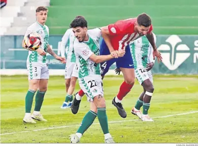  ?? CARLOS GUERRERO ?? Un lance del duelo contra el Atlético de Madrid ‘B’.