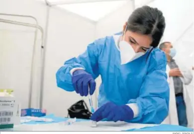  ?? RAFAEL GONZÁLEZ ?? Una sanitaria extrae una dosis de la vacuna contra el Covid de uno de los viales en un centro de inmunizaci­ón en Almería.