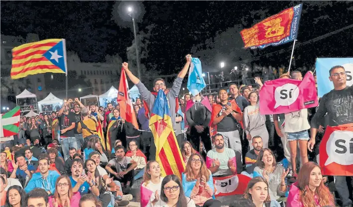  ?? REUTERS ?? Festejos. Miles de catalanes salieron anoche a celebrar la realizació­n de la consulta por la independen­cia de España y se concentrar­on en la Plaza Catalunya, en Barcelona.
