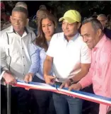  ?? ABEL UREÑA ?? El alcalde Abel Martínez corta la cinta para dejar inaugurada la obra.