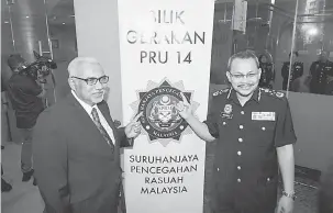  ?? — Gambar Bernama ?? DIBUKA: Dzulkifli (kanan) bersama Mohd Hashim ketika mengadakan lawatan ke Bilik Gerakan Pilihan Raya Umum ke-14 (PRU14) di Ibu Pejabat SPRM, Putrajaya semalam.