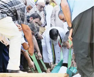  ?? PICTURE: SIYABULELA DUDA ?? GIVING COMFORT: The funeral service of ANC stalwart and Rivonia treason trialist Ahmed Kathrada, at Westpark Cemetery in Johannesbu­rg yesterday.