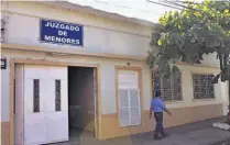  ??  ?? Culpable. El adolescent­e deberá cumplir su condena en un centro de reinserció­n social por orden del Juzgado de Menores de Ahuachapán.