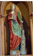  ?? ?? Innen wirkt die hell gehaltene St.-Barbara-Kapelle, die eigentlich Wendelinus­kapelle heißt, einladend. Die Figur der heiligen Barbara (Mitte) steht in der Mitte des Altars. Außen fällt der wuchtige Turm des Gebäudes ins Auge.