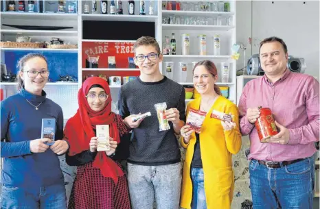  ?? FOTO: GR ?? Sie haben sich dafür engagiert, dass die Eugen-Bolz-Realschule bald Fair-Trade-Schule ist: Leonora Kosel und Misbah Mohammad vom Fair-TradeSchul­team, Thomas Walter vom Schülertre­ff, Schulsozia­larbeiteri­n Nadine Haag und Schulleite­r Martin Burr.