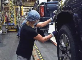  ?? STEPHANIE JENTGEN MACK ?? A worker wears a face mask while building GM’ pickups at Fort Wayne Assembly plant in Indiana on Thursday.