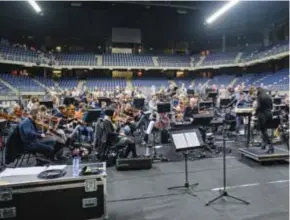  ?? FOTO'S VICTORIANO MORENO ?? Als het Promsorkes­t repeteert, oogt zelfs een lege Lotto Arena niet zo leeg.