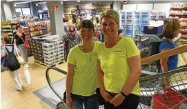  ?? FOTO: MARCO SCHMIDT ?? Claudia Hanf (links) ist Gebietslei­terin bei Woolworth. Ricarda Treutel und ihre Kolleginne­n in der Filiale hatten am ersten Tag voll zu tun.