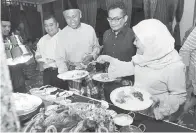  ??  ?? NANCY (kanan) berbuka puasa bersama waki-wakil agensi kerajaan negeri anjuran LPKP Sarawak di Kuching.