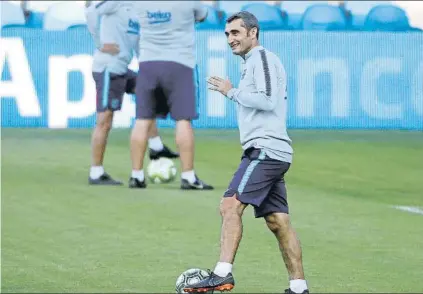  ?? FOTO: PEP MORATA ?? Sonriente, Ernesto Valverde dirigía la primera sesión sobre el césped del Avaya Stadium, del San José Earthquake­s