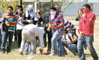  ??  ?? La universida­d está inmersa en una disputa por la posesión de espacios en las distintas unidades académicas, lo que ha ocasionado una serie de agresiones, reconoce el rector Eduardo Bautista.