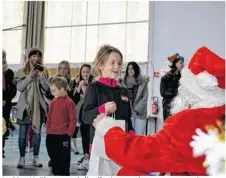  ??  ?? Le Père Noël est passé distribué ses cadeaux et mettre des étoiles dans les yeux de jeunes licenciés de l’AOC.