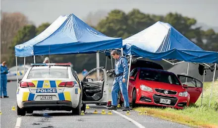  ?? CHRISTINE CORNEGE FAIRFAX NZ ?? Police at the scene of the shooting on Kuranui Rd, Morrinsvil­le.