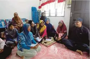  ?? PIC BY AZHAR RAMLI ?? Perlis Menteri Besar Datuk Seri Azlan Man (right) visiting flood evacuees at a relief centre in Arau on Friday.