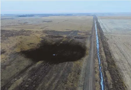  ?? AP PHOTO ?? BLACK MARK: This aerial photo from Friday shows a spill from TransCanad­a Corp.’s Keystone pipeline, which leaked an estimated 210,000 gallons of oil onto agricultur­al land in northeaste­rn South Dakota.