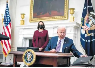  ?? AL DRAGO / EFE ?? El presidente de EEUU, Joe Biden, firma una orden ejecutiva ante la mirada de la vicepresid­enta, Kamala Harris.
