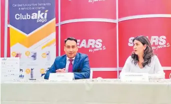  ??  ?? Beneficios. Ejecutivos de Sears y Red Akí Pago dan a conocer los beneficios de utilizar sus puntos de pago a escala nacional.