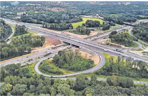  ?? FOTO: KÖHLEN ?? Das Autobahnkr­euz Hilden, hier aus der Luft betrachtet, wird täglich von bis zu 230.000 Autos und Lastwagen passiert.